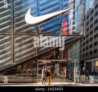 Käufer und Besucher außerhalb des neu eröffneten Nike "Haus der Innovationen" Flagship Store an der Fifth Avenue in New York am Dienstag, 26. November 2019. (© Richard B. Levine) Stockfoto