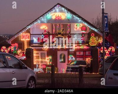 Warden Bay, Kent, Großbritannien. 3. Dezember, 2019. Ein Haus in Warden Bay, Kent verfügt über eine beeindruckende Reihe von Lichtern und Dekorationen, mit dem Ziel, Geld für die rnli Nächstenliebe. Credit: James Bell/Alamy leben Nachrichten Stockfoto