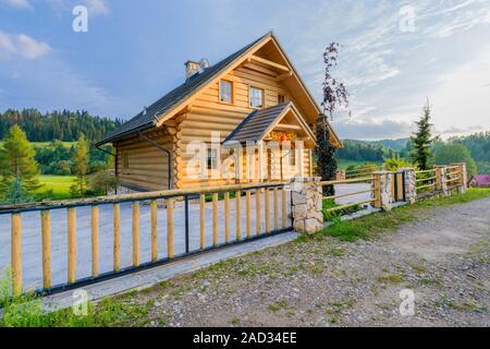 Traditionelle hölzerne Mountain House aus Rundholz auf Sommer sonnigen Tag gebaut Stockfoto