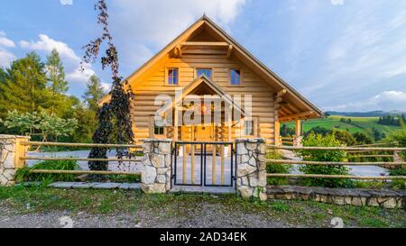 Traditionelle hölzerne Mountain House aus Rundholz auf Sommer sonnigen Tag gebaut Stockfoto