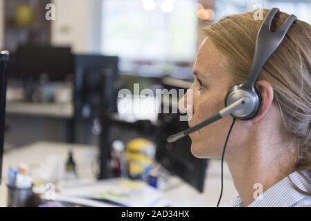 Weiblichen Support Phone Operator Stockfoto