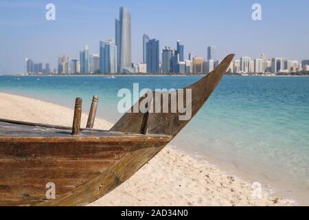 Altes Fischerboot in Heritage Village, Abu Dhabi, Vereinigte Arabische Emirate Stockfoto