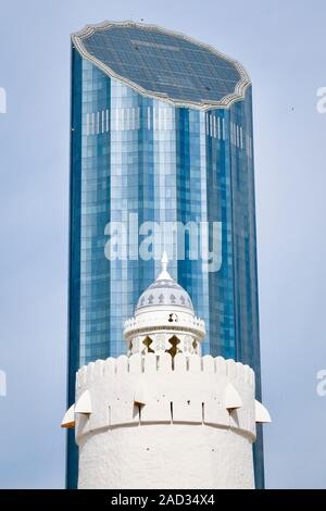 Wachtturm bei Qasr Al Hosn, Abu Dhabi das älteste Gebäude mit einem modernen Wolkenkratzer im Hintergrund Stockfoto