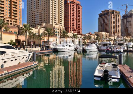 Doha, Katar - Nov 23. 2019. Marina auf der Pearl Island Stockfoto