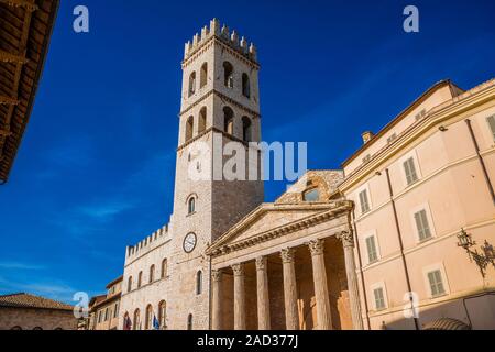 Die Mittelalterlichen Menschen Turm und antike römische Tempel der Minerva in Assisi kommunale Platz, im historischen Zentrum der Stadt Stockfoto