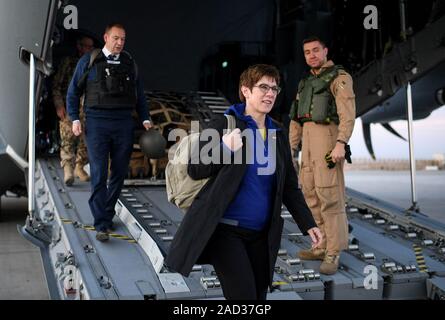 Kabul, Afghanistan. 03 Dez, 2019. Annegret Kramp-Karrenbauer (CDU), Minister für Verteidigung, geht von einem Transportflugzeug A400M. Quelle: Britta Pedersen/dpa-Zentralbild/dpa/Alamy leben Nachrichten Stockfoto