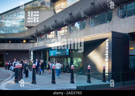 Vor dem Haupteingang zu Barbican Centre, London, anti terrorist Poller. Stockfoto