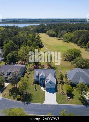 Luftaufnahme von wunderschönen Haus am Golfplatz und den Fluss. Stockfoto
