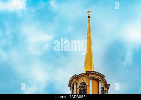 Hohe alter Turm mit einem Turm an der Spitze ein altes Gebäude in Russland Stockfoto