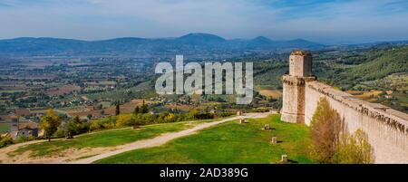 Panoramablick auf die Landschaft Umbriens mit dem hl. Franziskus von Assisi Basilika alten Mauern Stockfoto