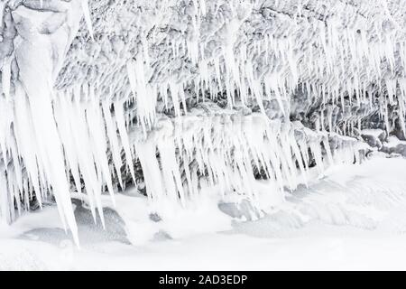 Eiszapfen auf einem Felsen, See Tornetraesk, Lappland, Schweden Stockfoto