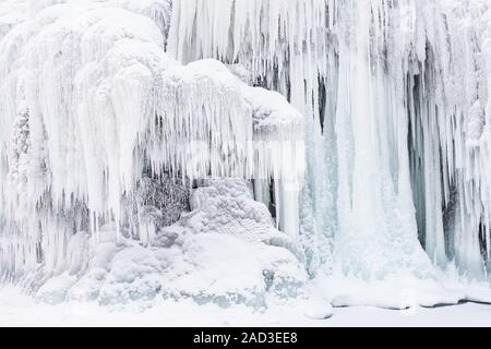 Eiszapfen auf einem Felsen, See Tornetraesk, Lappland, Schweden Stockfoto