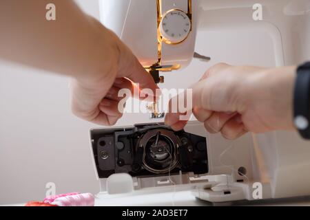 Frau bereitet die Nähmaschine zu arbeiten Stockfoto