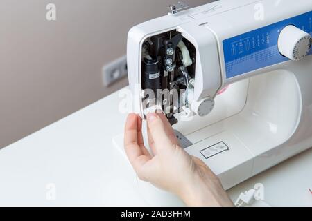 Junger Mann Instandsetzung Nähmaschine Stockfoto
