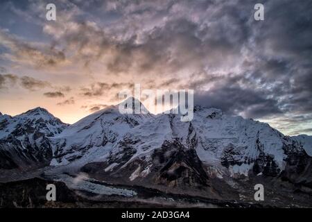 Die Gipfel des Mt. Everest und Mt. Nuptse oben Khumbu Gletscher bei Sonnenaufgang, vom Gipfel des Kala Patthar gesehen Stockfoto