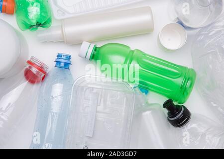 PET-Flaschen auf leere Tabelle Stockfoto