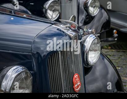 Nahaufnahme des Oldtimers Morris Twelve (Kühlergrill und Motorhaube), geparkt an der historischen Station der Severn Valley Railway, Kriegsereignis des Zweiten Weltkriegs 1940s, Großbritannien. Stockfoto