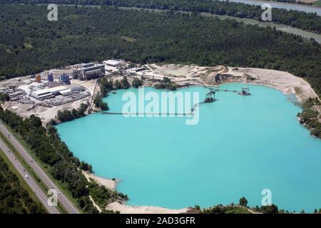 Baggerung auf See und Kieswerk in der Nähe von neuenburg am Oberrhein Stockfoto