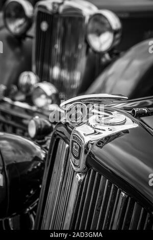 Schwarz-weiße Nahaufnahme der Motorhaube, Motorhaubenornament auf einem klassischen, alten Morris Eight 8-Motorwagen, der bei einem Ereignis im Zweiten Weltkrieg der 40er Jahre in Großbritannien geparkt wurde. Stockfoto