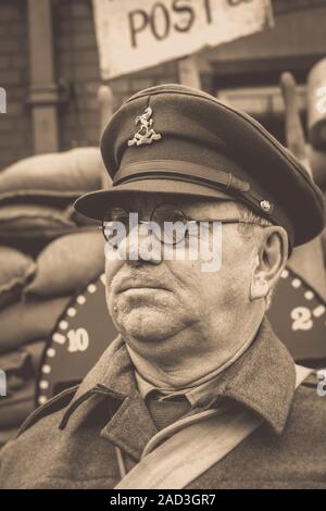 Sepia Porträt der männlichen re-Enactor (Arthur Lowe, der identisch) als Home Guard platoon Commander Captain Jones, im Vintage station 1940 Ereignis gekleidet. Stockfoto