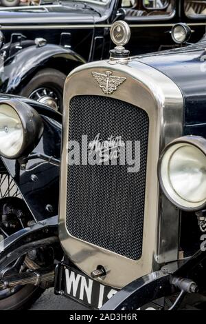 Nahaufnahme des Kühlergrills und der Scheinwerfer auf British Austin sechs klassischen Oldtimer geparkt 1940er Jahre Zweiten Weltkrieg Großbritannien Sommer-Event. Stockfoto