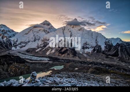 Die Gipfel des Mt. Everest und Mt. Nuptse oben Khumbu Gletscher bei Sonnenaufgang, vom Gipfel des Kala Patthar gesehen Stockfoto