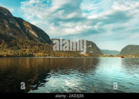 Bohinjer See und die umliegende Bergwelt im Sommer, berühmte Reiseziel in Slowenien Nationalpark Triglav Stockfoto