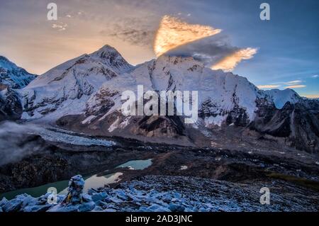 Die Gipfel des Mt. Everest und Mt. Nuptse oben Khumbu Gletscher bei Sonnenaufgang, vom Gipfel des Kala Patthar gesehen Stockfoto