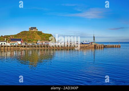 Hafen von Ilfracombe mit Damien Hirst Skulptur 'Verity' in North Devon mit St. Nikolaus Kapelle, Großbritannien Stockfoto