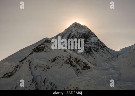 Die Sonne geht hinter dem Gipfel des Mt. Everest, vom Gipfel des Kala Patthar gesehen Stockfoto