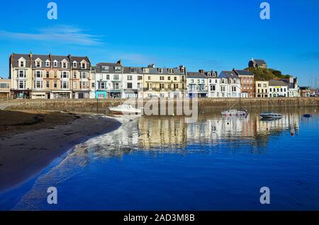 Reihen von Gehäuse und Geschäfte am Hafen in Ilfracombe Stockfoto