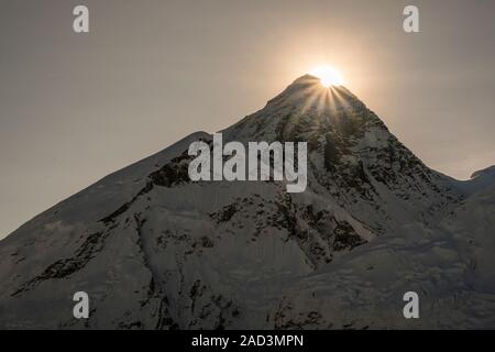 Die Sonne geht hinter dem Gipfel des Mt. Everest, vom Gipfel des Kala Patthar gesehen Stockfoto