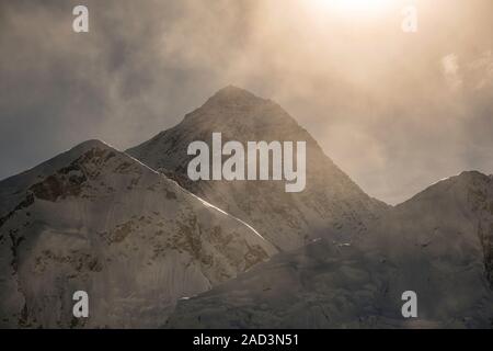 Die Sonne geht hinter dem Gipfel des Mt. Everest, Monsoon Wolken erheben, vom Gipfel des Kala Patthar gesehen Stockfoto