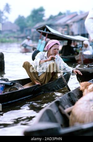 Indonesien. Borneo. Kalimantan. Banjarmasin schwimmenden Markt. Banjar Frau Händler paddeln Sie mit dem Kanu. Stockfoto