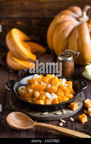 gebratener Kürbis und Zwiebel, Gemüsebeilage Stockfoto