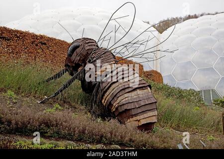 Giant bee Modell; mit biodomes hinter, Eden Project, Cornwall, Großbritannien Stockfoto