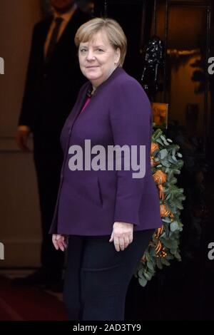 Bundeskanzlerin Angela Merkel besucht eine Sitzung in Downing Street 10 während des NATO-Gipfels. Stockfoto