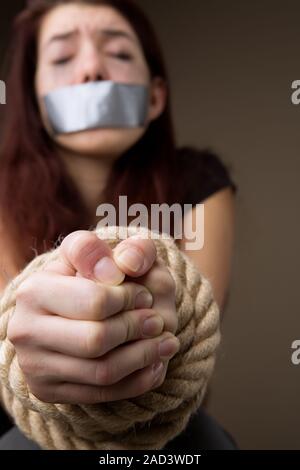 Weinendes Mädchen mit gefesselten Händen Stockfoto