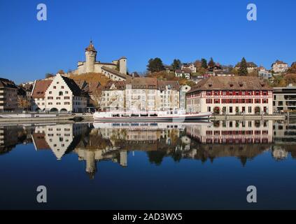 Mittelalterliche Burg Munot und alte Häuser im Fluss spiegeln Rhein Stockfoto