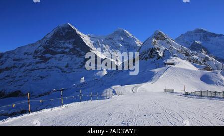 Skipiste und schneebedeckten mountaind Eiger, Mönch und Lauberhorn und Jungfrau. Stockfoto