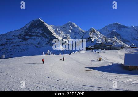 Skipiste und schneebedeckte Berge Eiger, Mönch und Lauberhorn und Jungfrau Stockfoto
