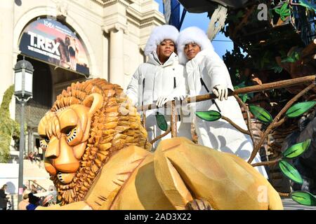 Tionne "T-Boz" Watkins und Rozonda "CHILLI" Thomas von TLC Fahrt mit einem Schwimmer, der während der 93. jährliche Thanksgiving Day Parade von Macy's anzusehen, New York, USA - 28. Nr. Stockfoto