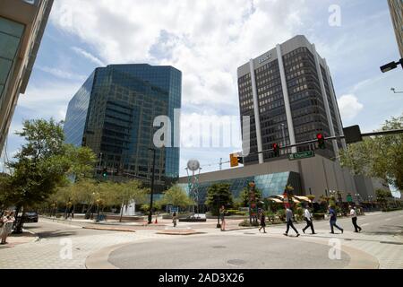An der Kreuzung von West Church Street und South Orange Avenue mit seaside Plaza und bb&t Turm Zitrusfrüchte im Zentrum von Orlando, Florida USA Stockfoto