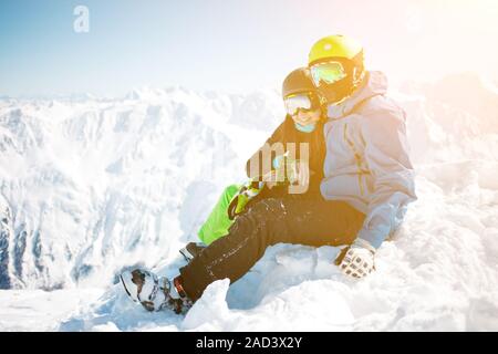 Paar umarmen unter Winter Berg Stockfoto