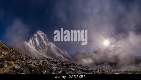 Blick auf Mt. Pumori, Mt. Everest (aufgehende Sonne hinter) und Mt. Nuptse, vom Gipfel des Kala Patthar gesehen Stockfoto