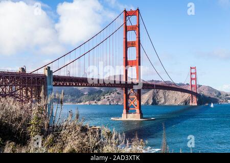 Die Golden Gate Bridge nach Norden schauen, als Sie überspannt den Eintritt in die San Francisco Bay vom Pazifik,, San Francisco, Kalifornien, USA. Stockfoto