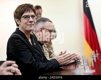 Kabul, Afghanistan. 03 Dez, 2019. Annegret Kramp-Karrenbauer (CDU), der Verteidigungsminister, trifft sich mit dem afghanischen Verteidigungsminister für Gespräche. Quelle: Britta Pedersen/dpa-Zentralbild/dpa/Alamy leben Nachrichten Stockfoto