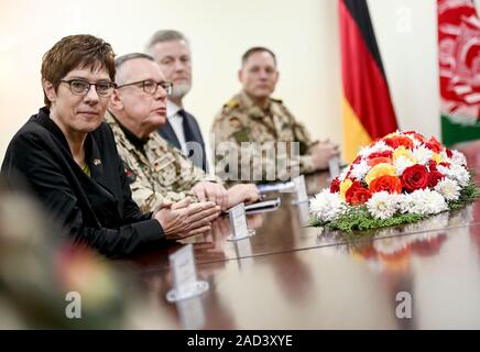 Kabul, Afghanistan. 03 Dez, 2019. Annegret Kramp-Karrenbauer (CDU), der Verteidigungsminister, trifft sich mit dem afghanischen Verteidigungsminister für Gespräche. Quelle: Britta Pedersen/dpa-Zentralbild/dpa/Alamy leben Nachrichten Stockfoto