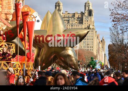 Teilnehmer an der 93. jährliche Thanksgiving Day Parade von Macy's anzusehen, New York, USA - 28. Nov. 2019 Stockfoto