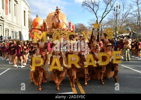 Teilnehmer an der 93. jährliche Thanksgiving Day Parade von Macy's anzusehen, New York, USA - 28. Nov. 2019 Stockfoto